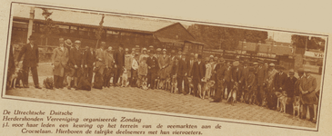 873195 Groepsportret van deelnemers aan de keuring van Duitse herdershonden, georganiseerd door de Utrechtsche Duitsche ...